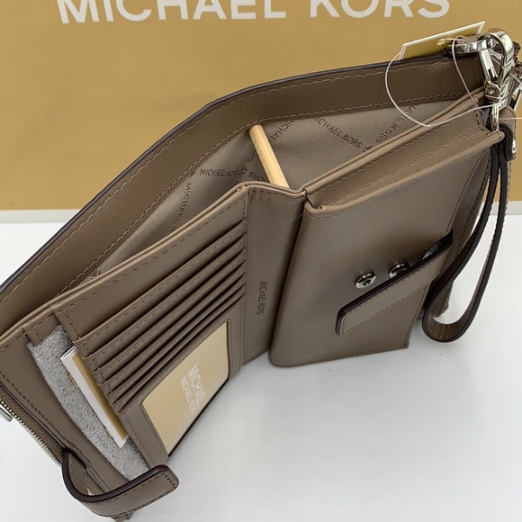 MICHAEL KORS
Dust  MULTI
LG DOUBLE ZIP WRSTLT
Crocodile Leather Snakeskin - Picture 3 of 12